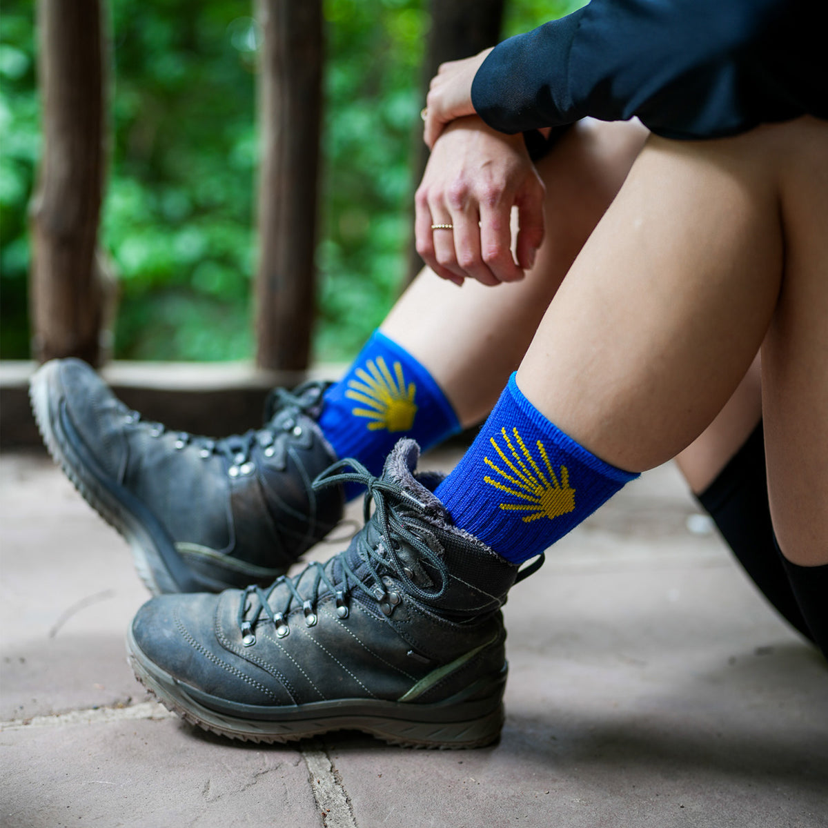 WRIGHTSOCK ESCAPE crew blue on the trail